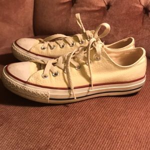 Cream white/yellow converse!